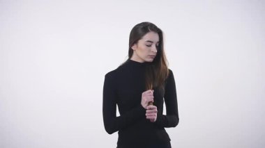 Beyaz arka plan üzerinde endişeli kadın