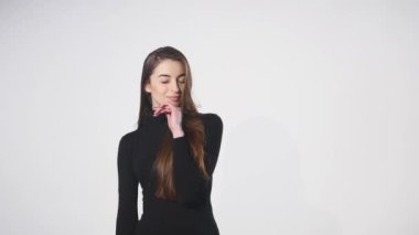 kadının telefonunu beyaz bir arka plan üzerinde kapat