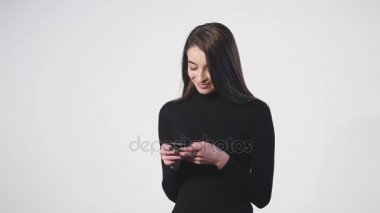 onun cep telefonu - beyaz bir arka plan üzerinde izole kadın manifatura