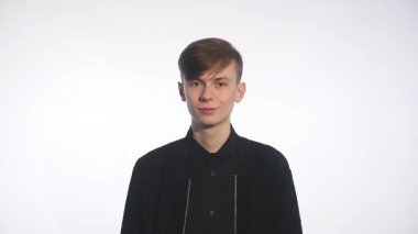 Mutlu bir adam bir göz kırpıyor yakın çekim