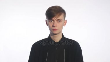 Mutlu bir adam bir göz kırpıyor yakın çekim