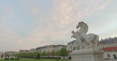 Viyana'da Parlamento Binası karşı yakınındaki bir at ile bir adam heykeli