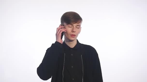 Ritratto di giovane attraente che parla al telefono. Isolato sfondo bianco — Video Stock