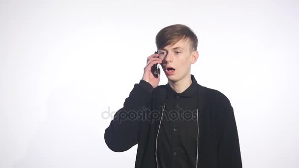 Male young screaming to the phone mobile — Stock Video