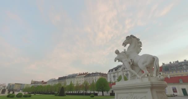 Statue eines Mannes mit Pferd in der Nähe des Parlaments in Wien gegen das Gebäude — Stockvideo