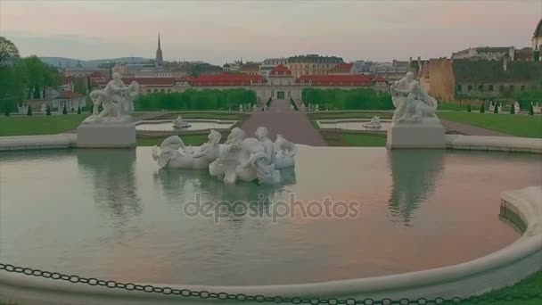 Statue in water Belvedere Austria Vienna — Stock Video