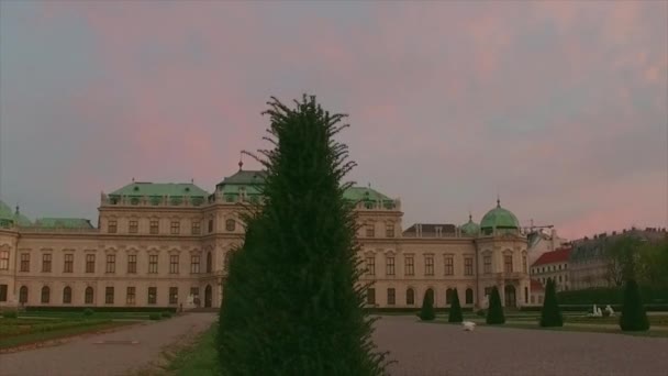 Okrasné stromy v blízkosti paláce Belvedere ve Vídni — Stock video