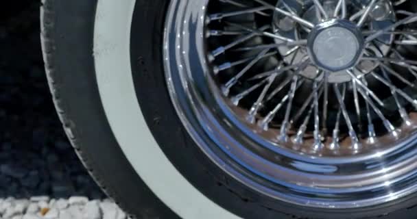 Oude, retro, klassieke Cabriolete wiel closeup — Stockvideo