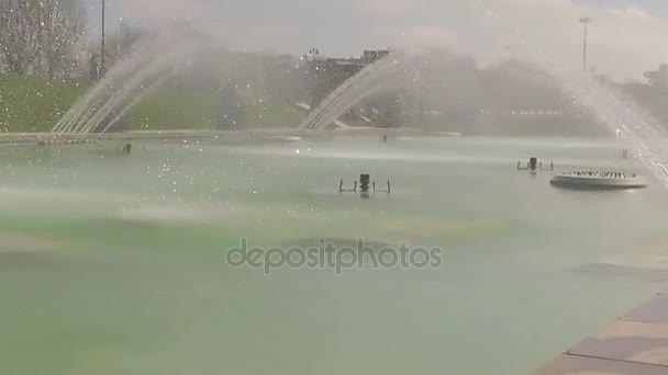 De gush van water van een fontein in Parijs — Stockvideo