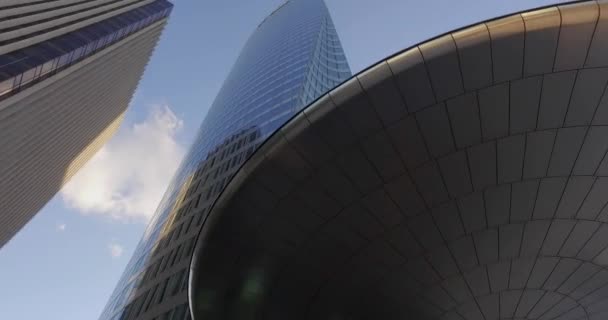 Edificio in vetro rotondo moderno giù fino — Video Stock