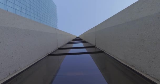 Edifício de vidro moderno com lados de concreto para cima — Vídeo de Stock