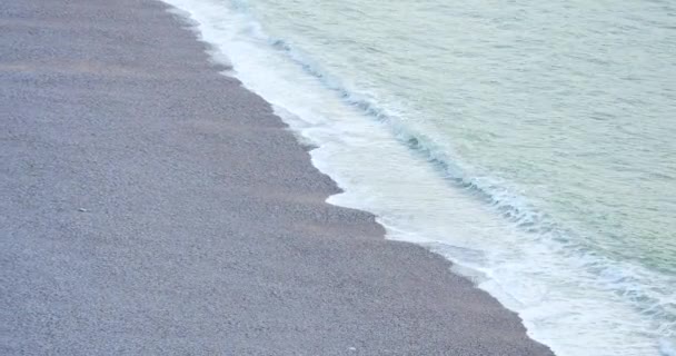 小波浪轻拍海滩，在沙滩上的小波浪 — 图库视频影像