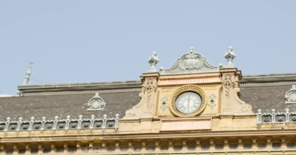 Reloj incorporado en el edificio — Vídeos de Stock