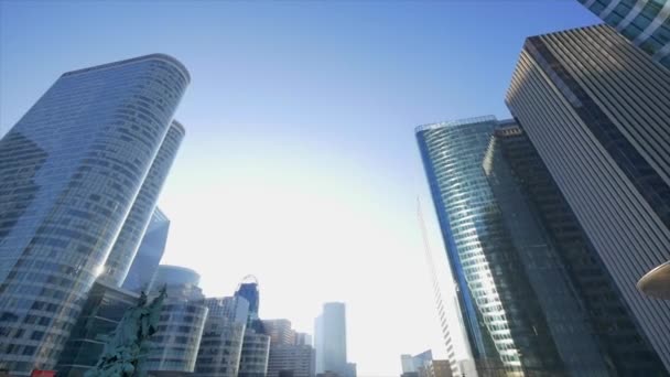 Heykel-anıt yakınındaki cam uzun boylu modern binalar — Stok video