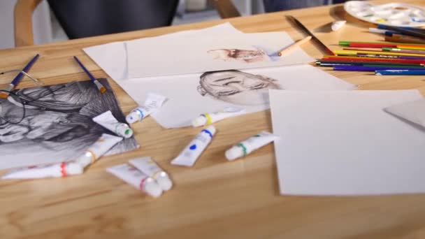 O artista desenha com lápis coloridos — Vídeo de Stock