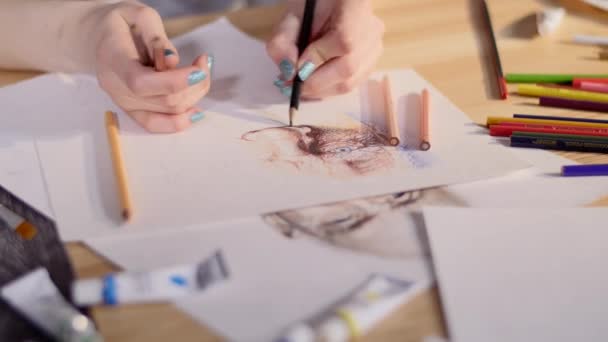 Umělec kreslí pastelkami — Stock video