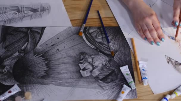 Der Künstler zeichnet mit Buntstiften — Stockvideo
