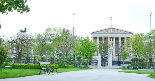 Edifício histórico do Parlamento Austríaco. Fragmentos arquitetônicos do portal principal. Viena, Áustria — Fotografia de Stock