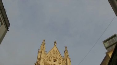 Mavi gökyüzü arka plan Viyana'da kilisede