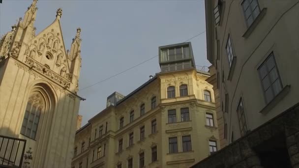 Kerk in Wenen in de blauwe hemelachtergrond — Stockvideo