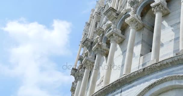 Vista de cerca del Baptisterio de San Juan de la Catedral de Pisa, Italia — Vídeos de Stock