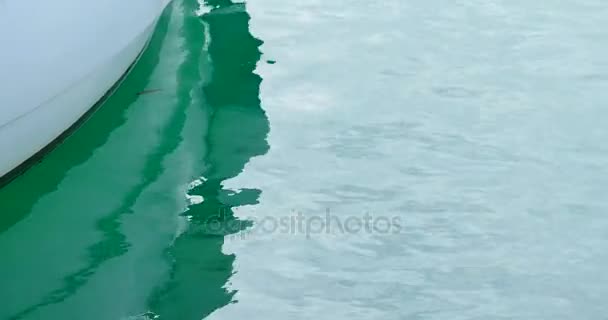 Woda zbliżenie w pobliżu łodzi — Wideo stockowe