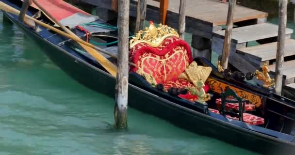 La gondola nera galleggia sull'acqua — Video Stock