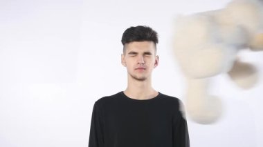 genç adam ve uçan oyuncak ayı