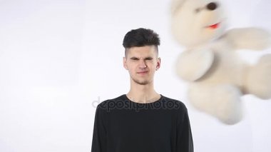 genç adam ve uçan oyuncak ayı