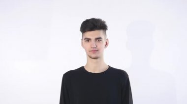 genç adam ve uçan yastıklar