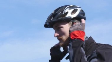 gökyüzüne karşı Bisiklet kaskı takıyor bisikletçi