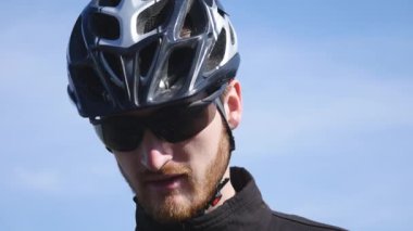 Yakışıklı genç adam bisikletçi telefonla konuşuyor