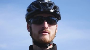 Yakışıklı genç adam bisikletçi telefonla konuşuyor