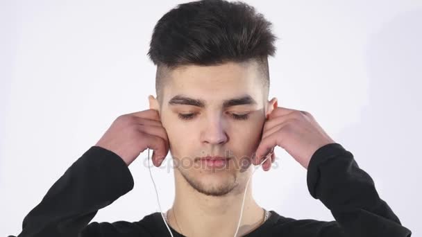 Jovem alegre com fones de ouvido — Vídeo de Stock