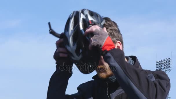 Radfahrer mit Fahrradhelm gegen den Himmel — Stockvideo