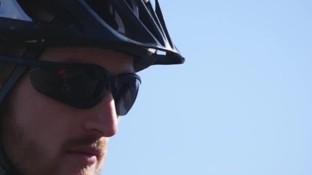 Bicycliste enlever les lunettes de près — Video