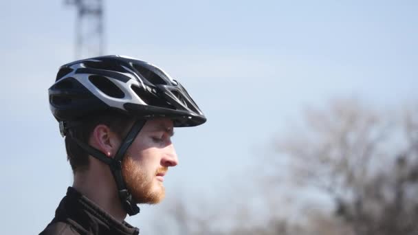 Professionell cyklist med skägg bär glasögon — Stockvideo