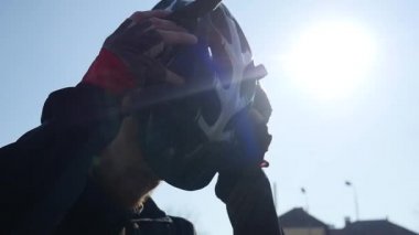 gökyüzü yavaş hareket karşı Bisiklet kaskı takıyor bisikletçi