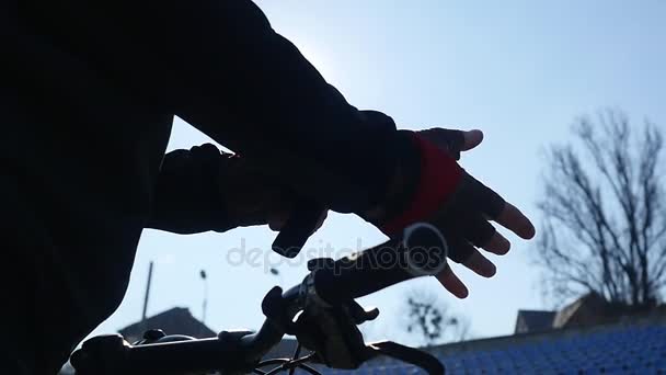 Мужчина-байкер в спортивных перчатках — стоковое видео