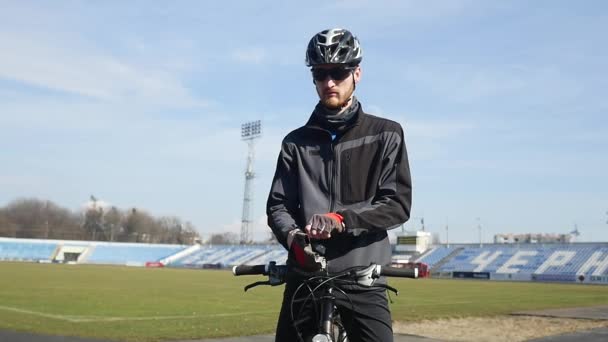 Φορώντας γάντια αθλητισμού αρσενικό ποδηλάτης — Αρχείο Βίντεο