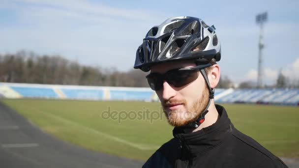 Bicicleta quitarse las gafas de cerca — Vídeo de stock
