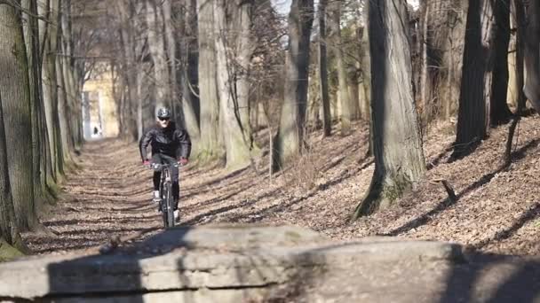 Kerékpáros Ugrás a parkban. lassú mozgás — Stock videók