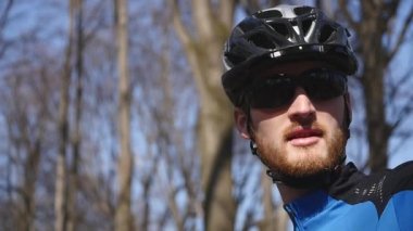 Profesyonel binici atış yakından bisiklet giyim, koruyucu kask ve gözlük takıyor