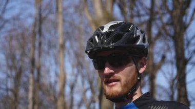 Profesyonel binici atış yakından bisiklet giyim, koruyucu kask ve gözlük takıyor