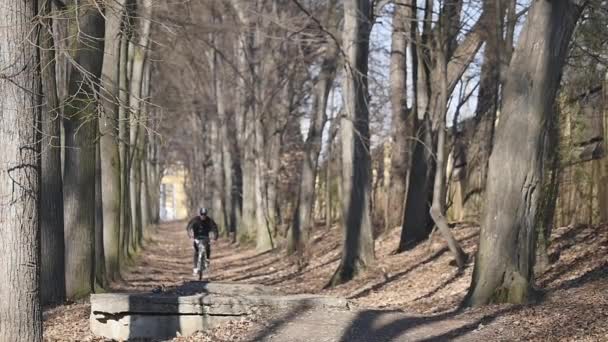 Велосипедист прыгает в парке. замедленное движение — стоковое видео