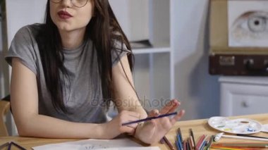 Yaratıcı güzel ressam boyalar renkli resim. Sanat atölye yaratıcı pozitif kadın ressam boyama sürecinde closeup boya onun stüdyo soyut resim