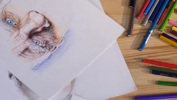El artista dibuja con lápices de colores vista superior — Vídeos de Stock