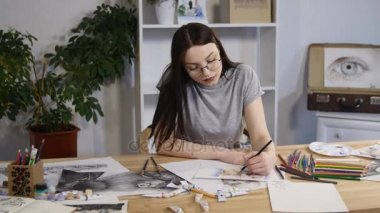 Yaratıcı güzel ressam boyalar renkli resim. Sanat atölye yaratıcı pozitif kadın ressam boyama sürecinde closeup boya onun stüdyo soyut resim