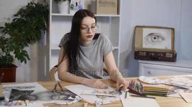 Kameraya bakarak güzel genç kadın ressam