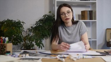 Hayal kırıklığına kız öğrencinin ders için kötü çizimler yapma üzgün var kötü ruh hali ve evrak gözyaşı hiç ilham oluşturma parlak fikir için